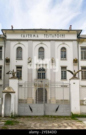 Porta d'ingresso della Caserma Testafochi, caserma militare del XIX secolo che diventerà il nuovo polo universitario cittadino, Aosta, Valle d'Aosta, Italia Foto Stock