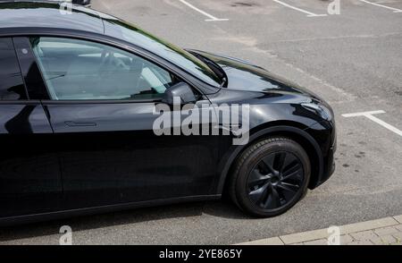 Minsk, Bielorussia, 30 ottobre 2024 - Tesla modello Y nero - auto elettrica moderna Foto Stock