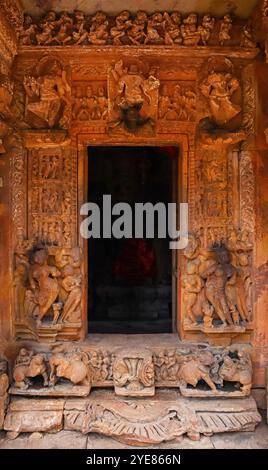 Vista dell'intricato ingresso intagliato del Tempio Mohajmata, situato a Terai, Shivpuri, Madhya Pradesh, India. Foto Stock