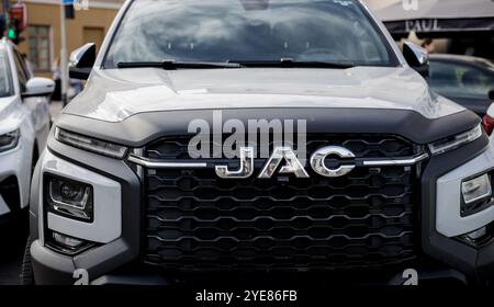 Minsk, Bielorussia, 30 ottobre 2024 - Vista frontale Modern Jac car. Automobile cinese Foto Stock