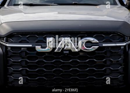 Minsk, Bielorussia, 30 ottobre 2024 - Modern Jac Automotors Metal logo sulla parte anteriore dell'auto. Foto Stock