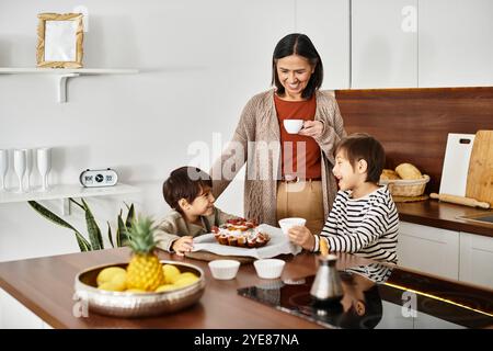 Una famiglia allegra ama cucinare dolci per le vacanze nella sua elegante cucina, creando ricordi di gioia festosa. Foto Stock