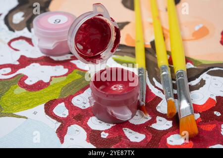 Pittura per numeri. Impostare per dipingere l'immagine, include una tela, pitture di colori diversi, pennelli. Foto Stock