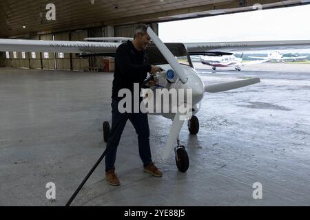 Ex pilota RAF Adam Twidell con il Pipistrel Velis Electro il primo aereo elettrico completamente certificato della Gran Bretagna, Fairoaks Airport, Surrey, Inghilterra Foto Stock