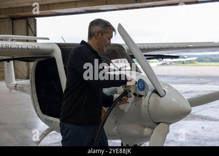 Ex pilota RAF Adam Twidell con il Pipistrel Velis Electro il primo aereo elettrico completamente certificato della Gran Bretagna, Fairoaks Airport, Surrey, Inghilterra Foto Stock