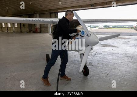 Ex pilota RAF Adam Twidell con il Pipistrel Velis Electro il primo aereo elettrico completamente certificato della Gran Bretagna, Fairoaks Airport, Surrey, Inghilterra Foto Stock