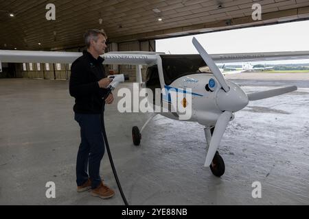 Ex pilota RAF Adam Twidell con il Pipistrel Velis Electro il primo aereo elettrico completamente certificato della Gran Bretagna, Fairoaks Airport, Surrey, Inghilterra Foto Stock