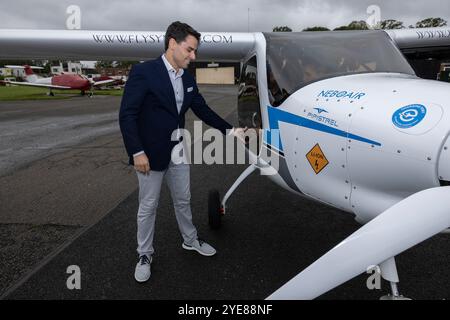 Kennedy Ricci di 4AIR con il Pipistrel Velis Electro il primo aereo elettrico completamente certificato della Gran Bretagna, presso l'aeroporto di Fairoaks, Surrey, Inghilterra, Regno Unito Foto Stock