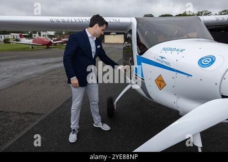 Kennedy Ricci di 4AIR con il Pipistrel Velis Electro il primo aereo elettrico completamente certificato della Gran Bretagna, presso l'aeroporto di Fairoaks, Surrey, Inghilterra, Regno Unito Foto Stock