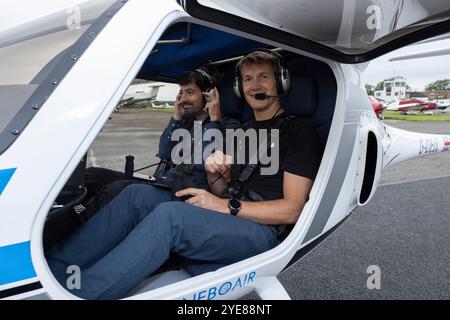 Ex pilota RAF Adam Twidell con il Pipistrel Velis Electro il primo aereo elettrico completamente certificato della Gran Bretagna, Fairoaks Airport, Surrey, Inghilterra Foto Stock