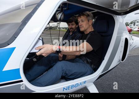 Ex pilota RAF Adam Twidell con il Pipistrel Velis Electro il primo aereo elettrico completamente certificato della Gran Bretagna, Fairoaks Airport, Surrey, Inghilterra Foto Stock