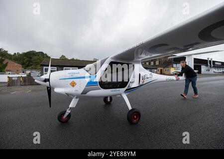 Ex pilota RAF Adam Twidell con il Pipistrel Velis Electro il primo aereo elettrico completamente certificato della Gran Bretagna, Fairoaks Airport, Surrey, Inghilterra Foto Stock