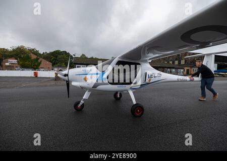 Ex pilota RAF Adam Twidell con il Pipistrel Velis Electro il primo aereo elettrico completamente certificato della Gran Bretagna, Fairoaks Airport, Surrey, Inghilterra Foto Stock