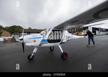 Ex pilota RAF Adam Twidell con il Pipistrel Velis Electro il primo aereo elettrico completamente certificato della Gran Bretagna, Fairoaks Airport, Surrey, Inghilterra Foto Stock