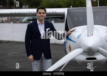 Kennedy Ricci di 4AIR con il Pipistrel Velis Electro il primo aereo elettrico completamente certificato della Gran Bretagna, presso l'aeroporto di Fairoaks, Surrey, Inghilterra, Regno Unito Foto Stock