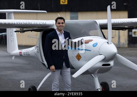 Kennedy Ricci di 4AIR con il Pipistrel Velis Electro il primo aereo elettrico completamente certificato della Gran Bretagna, presso l'aeroporto di Fairoaks, Surrey, Inghilterra, Regno Unito Foto Stock