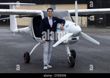 Kennedy Ricci di 4AIR con il Pipistrel Velis Electro il primo aereo elettrico completamente certificato della Gran Bretagna, presso l'aeroporto di Fairoaks, Surrey, Inghilterra, Regno Unito Foto Stock