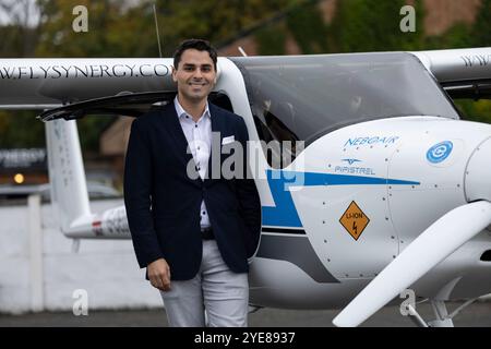 Kennedy Ricci di 4AIR con il Pipistrel Velis Electro il primo aereo elettrico completamente certificato della Gran Bretagna, presso l'aeroporto di Fairoaks, Surrey, Inghilterra, Regno Unito Foto Stock