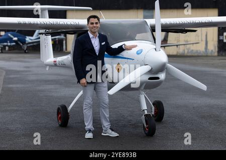 Kennedy Ricci di 4AIR con il Pipistrel Velis Electro il primo aereo elettrico completamente certificato della Gran Bretagna, presso l'aeroporto di Fairoaks, Surrey, Inghilterra, Regno Unito Foto Stock