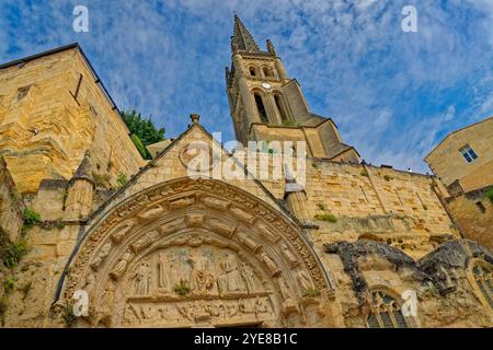 Chiesa monolitica e campanile di Saint-Émilion a Saint-Émilion nel dipartimento della Gironda a Nouvelle-Aquitaine, Francia. Foto Stock