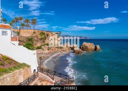 Nerja Spain Chica Beach sotto Balcon de Europa Costa del Sol Andalusia e blu mare mediterraneo Foto Stock