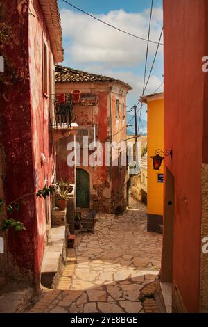 Edifici colorati in un bellissimo vecchio villaggio di Corfù, in Grecia Foto Stock