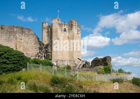 Yorkshire, Regno Unito - 23 luglio 2024: Il castello di Conisbrough è una fortificazione medievale del XII secolo e fonte di ispirazione dietro l'Ivanhoe di Sir Walter Scott Foto Stock