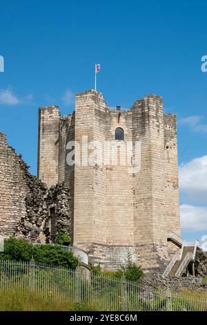 Yorkshire, Regno Unito - 23 luglio 2024: Il castello di Conisbrough è una fortificazione medievale del XII secolo e fonte di ispirazione dietro l'Ivanhoe di Sir Walter Scott Foto Stock