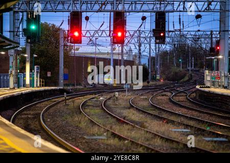 La stazione ferroviaria di Carlisle, o Carlisle Citadel, è una stazione ferroviaria classificata di grado II*[1] che serve la città cattedrale di Carlisle, Cumbria, Inghilterra. Si trova sulla West Coast Main Line, 102 miglia (164 km) a sud-est di Glasgow Central e 299 miglia (481 km) a nord-ovest di London Euston. È il capolinea settentrionale della Settle and Carlisle Line, una continuazione della Midland Main Line. Foto Stock