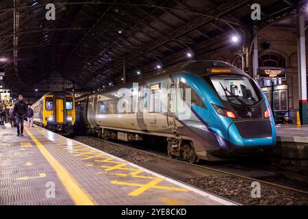 La stazione ferroviaria di Carlisle, o Carlisle Citadel, è una stazione ferroviaria classificata di grado II*[1] che serve la città cattedrale di Carlisle, Cumbria, Inghilterra. Si trova sulla West Coast Main Line, 102 miglia (164 km) a sud-est di Glasgow Central e 299 miglia (481 km) a nord-ovest di London Euston. È il capolinea settentrionale della Settle and Carlisle Line, una continuazione della Midland Main Line. Foto Stock