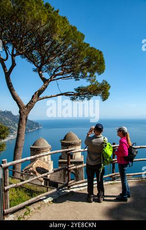 Suggestiva vista di Maiori da Villa Rufolo a Ravello. Salerno Foto Stock