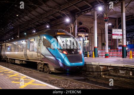 La stazione ferroviaria di Carlisle, o Carlisle Citadel, è una stazione ferroviaria classificata di grado II*[1] che serve la città cattedrale di Carlisle, Cumbria, Inghilterra. Si trova sulla West Coast Main Line, 102 miglia (164 km) a sud-est di Glasgow Central e 299 miglia (481 km) a nord-ovest di London Euston. È il capolinea settentrionale della Settle and Carlisle Line, una continuazione della Midland Main Line. Foto Stock