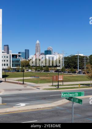 Charlotte, North Carolina, USA-ottobre 20, 2024: Vista dello skyline di Charlotte da Greenwood Cliff a Kenilworth Ave. Kenilworth e i cartelli stradali sono visibili. Giornata limpida con B. Foto Stock