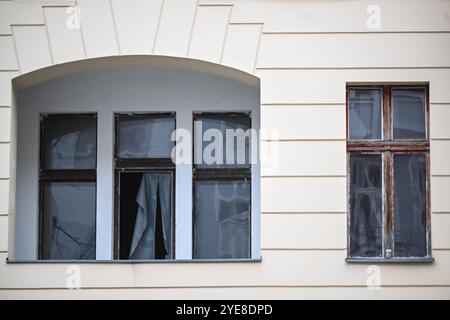 Berlino, Germania. 30 ottobre 2024. Mancano le finestre di un edificio a Kameruner Straße nel quartiere Wedding, che è rimasto vuoto per più di cinque anni. L'iniziativa popolare "Bauwende für Berlin - ökologisch und sozial” oggi consegna le firme alla camera dei rappresentanti. Tra le altre cose, chiede un registro degli edifici vacanti e un bilancio per le emissioni di CO2 per i nuovi progetti di costruzione e ristrutturazione. Crediti: Sebastian Christoph Gollnow/dpa/Alamy Live News Foto Stock