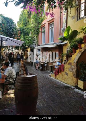 Chania, Grecia. 3 settembre 2024. Tavoli e sedie in un ristorante in un vicolo della città vecchia. Credito: Alexandra Schuler/dpa/Alamy Live News Foto Stock