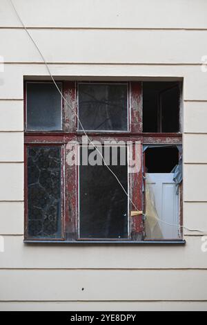 Berlino, Germania. 30 ottobre 2024. Mancano le finestre di un edificio a Kameruner Straße nel quartiere Wedding, che è rimasto vuoto per più di cinque anni. L'iniziativa popolare "Bauwende für Berlin - ökologisch und sozial" (inversione di tendenza degli edifici per Berlino - ecologici e sociali) oggi consegna le firme alla camera dei rappresentanti. Tra le altre cose, chiede un registro degli edifici vacanti e un bilancio per le emissioni di CO2 per i nuovi progetti di costruzione e ristrutturazione. Crediti: Sebastian Christoph Gollnow/dpa/Alamy Live News Foto Stock