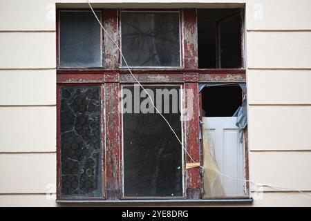 Berlino, Germania. 30 ottobre 2024. Mancano le finestre di un edificio a Kameruner Straße nel quartiere Wedding, che è rimasto vuoto per più di cinque anni. L'iniziativa popolare "Bauwende für Berlin - ökologisch und sozial" (inversione di tendenza degli edifici per Berlino - ecologici e sociali) oggi consegna le firme alla camera dei rappresentanti. Tra le altre cose, chiede un registro degli edifici vacanti e un bilancio per le emissioni di CO2 per i nuovi progetti di costruzione e ristrutturazione. Crediti: Sebastian Christoph Gollnow/dpa/Alamy Live News Foto Stock