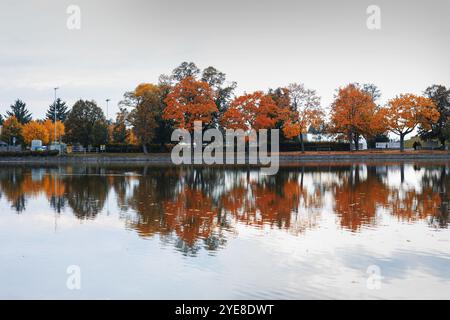 Lago che riflette il cielo nel paesaggio autunnale Foto Stock