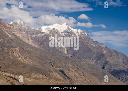 Vista panoramica della vetta innevata con ghiacciaio nella catena montuosa del Karakoram, Shigar, Gilgit-Baltistan, Pakistan Foto Stock