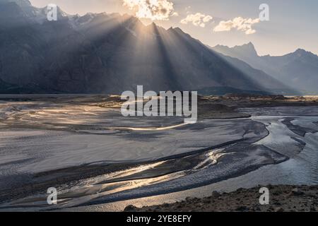 Splendida vista panoramica del fiume Shigar e della valle nella catena montuosa del Karakoram al tramonto, Shigar, Gilgit-Baltistan, Pakistan Foto Stock