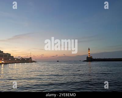 Chania, Grecia. 3 settembre 2024. Il bacino del porto con il faro veneziano. Fu costruita dai veneziani alla fine del XVI secolo. Credito: Alexandra Schuler/dpa/Alamy Live News Foto Stock