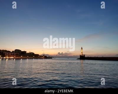 Chania, Grecia. 3 settembre 2024. Il bacino del porto con il faro veneziano. Fu costruita dai veneziani alla fine del XVI secolo. Credito: Alexandra Schuler/dpa/Alamy Live News Foto Stock