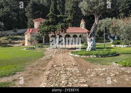 Monastero di Santa Maria sull'isola di Zvernec in Albania. Conosciuto anche come il Monastero di Dormizione di Theotokos Maria. Ha un grande valore culturale e religioso Foto Stock