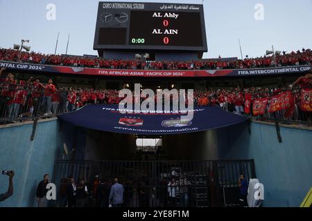 CAIRO, EGITTO - OTTOBRE 29: Una visione generale dello stadio e del tabellone segnapunti prima della partita tra al Ahly e al Ain durante l'Intercontin FIFA 2024 Foto Stock