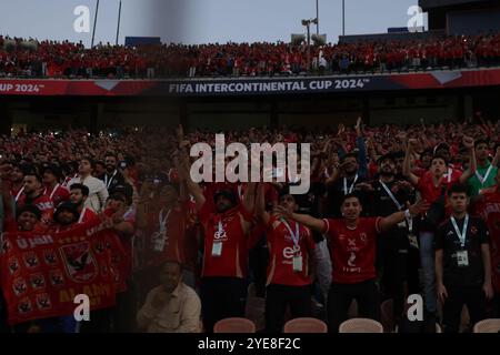 CAIRO, EGITTO - OTTOBRE 29: Una visione generale dello stadio e dei tifosi durante la partita tra al Ahly e al Ain durante la FIFA Intercontinental Cu 2024 Foto Stock