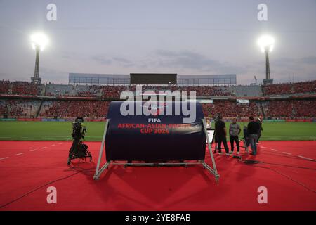 CAIRO, EGITTO - OTTOBRE 29: Vista generale dello stadio e del logo e dello stemma della Coppa Intercontinentale FIFA durante la partita tra al Ahly e al Ain dur Foto Stock