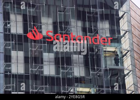 Londra, Regno Unito. 30 ottobre 2024. Vista esterna della sede centrale di Santander nel centro di Londra, in quanto l'azienda annuncia tagli di oltre 1.400 posti di lavoro nel Regno Unito a seguito dell'automazione e per ridurre i costi. Crediti: Vuk Valcic/Alamy Live News Foto Stock