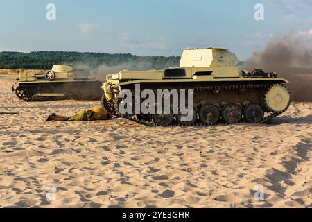 Due carri armati tedeschi sul campo di battaglia nella sabbia, polvere e fumo... La ricostruzione dell'assedio di Tobruk dura la seconda guerra mondiale. Deserto di Błędów, Slesia, Polonia Foto Stock