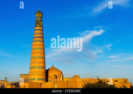 Minareto più alto; Khiva; le migliori vedute; Minareto Islam Hoja; Khan di Khiva; Khiva; Xiva; Xiveh; Uzbekistan; Asia; Asia centrale; patrimonio mondiale dell'UNESCO; cit Foto Stock