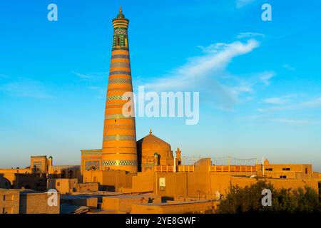 Minareto più alto; Khiva; le migliori vedute; Minareto Islam Hoja; Khan di Khiva; Khiva; Xiva; Xiveh; Uzbekistan; Asia; Asia centrale; patrimonio mondiale dell'UNESCO; cit Foto Stock